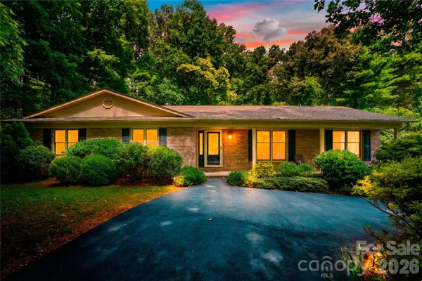 $569,900 | 15 Carriage Court, Hendersonville, NC 28791