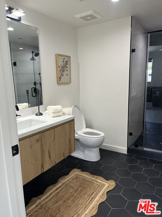 124 South Croft Avenue, Unit 403 Los Angeles, CA 90048 - Photo 11 of 31 a bathroom with a sink and a mirror