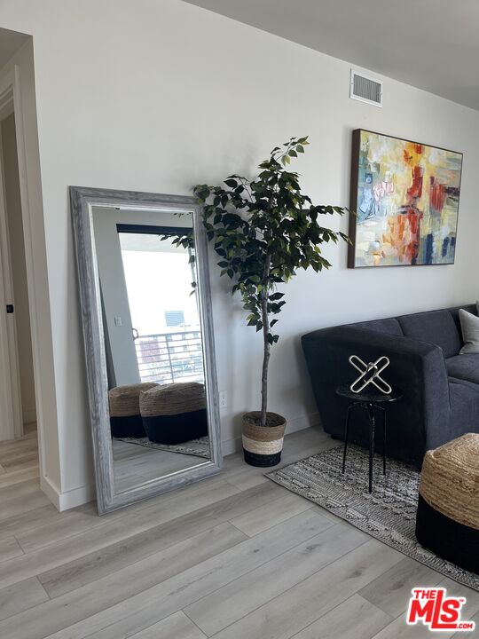 124 South Croft Avenue, Unit 403 Los Angeles, CA 90048 - Photo 23 of 31 a living room with furniture and a potted plant