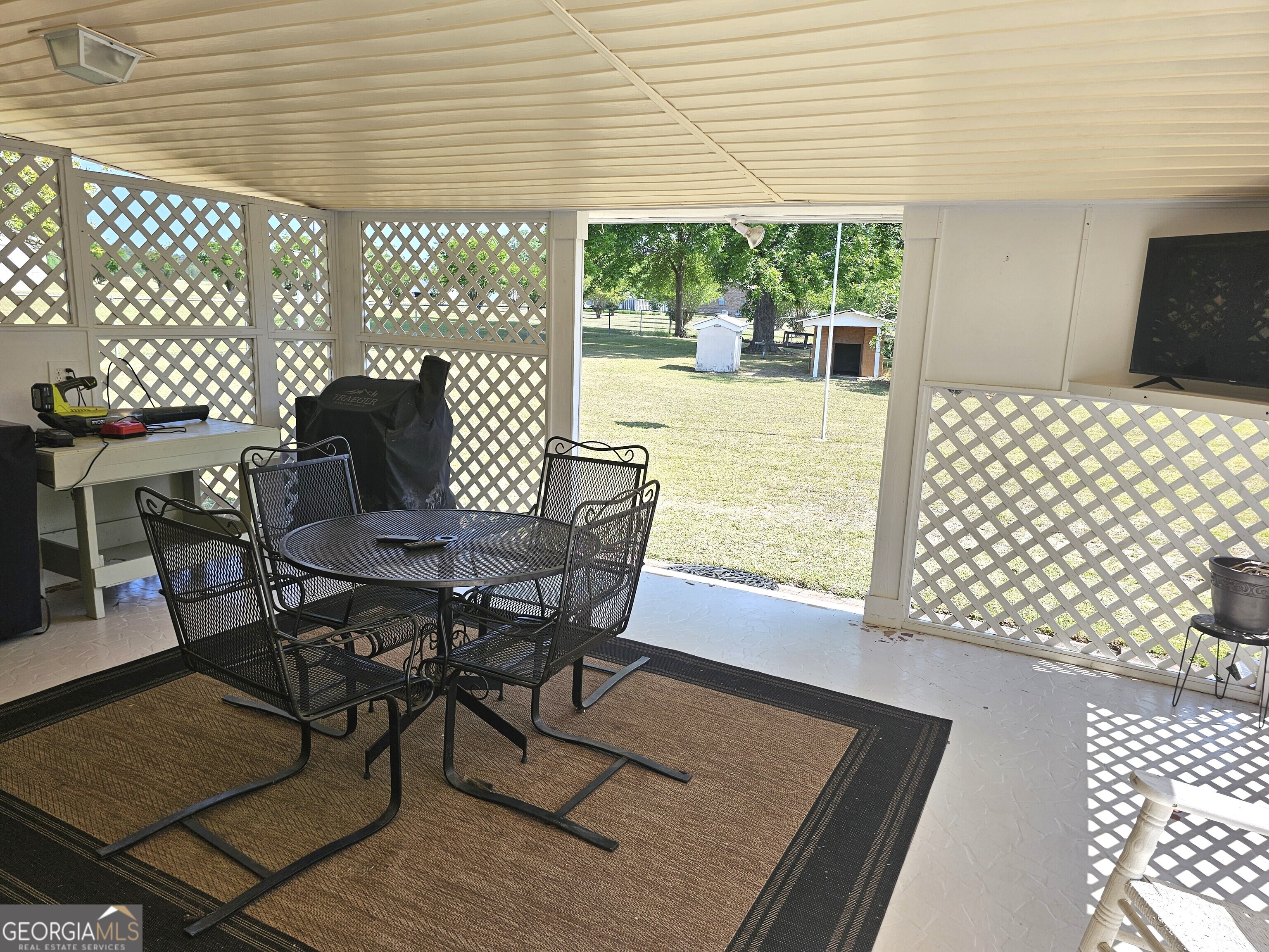 1853 Highway 441 Dublin, GA 31021 - Photo 20 of 28 a view of a patio with a table