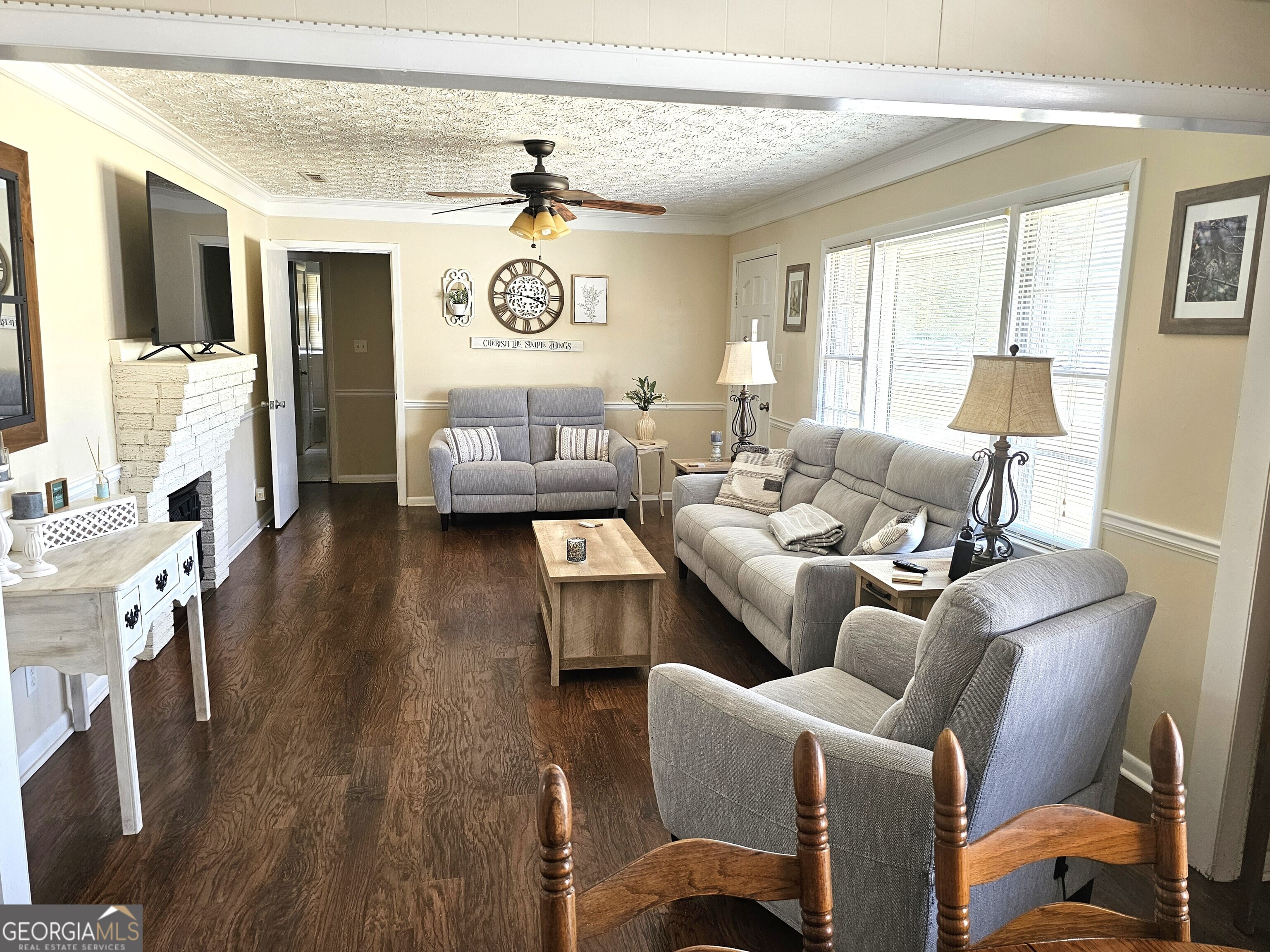 1853 Highway 441 Dublin, GA 31021 - Photo 2 of 28 a living room with furniture and a flat screen tv