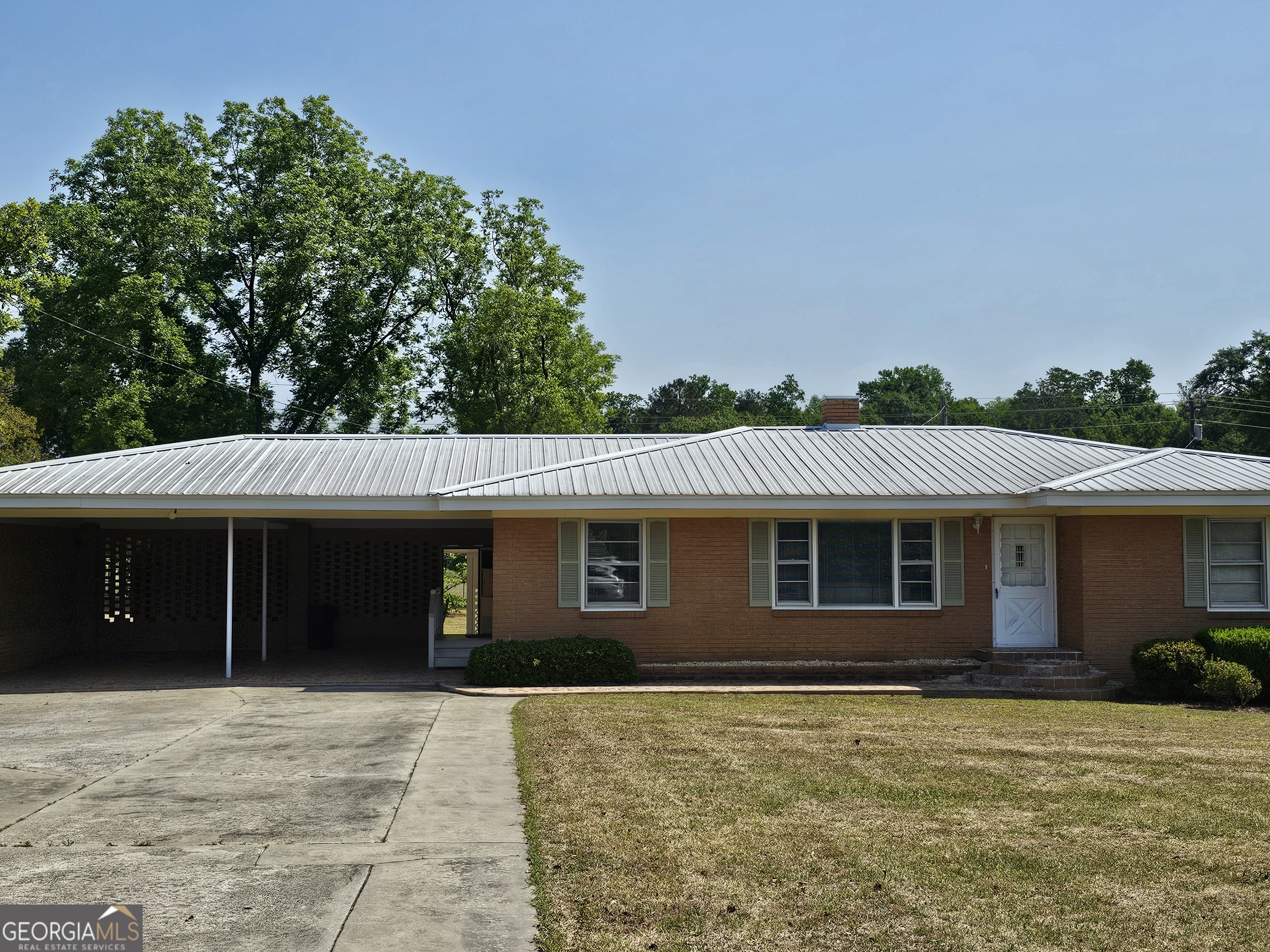 1853 Highway 441 Dublin, GA 31021 - Photo 28 of 28 a front view of a house with a garden