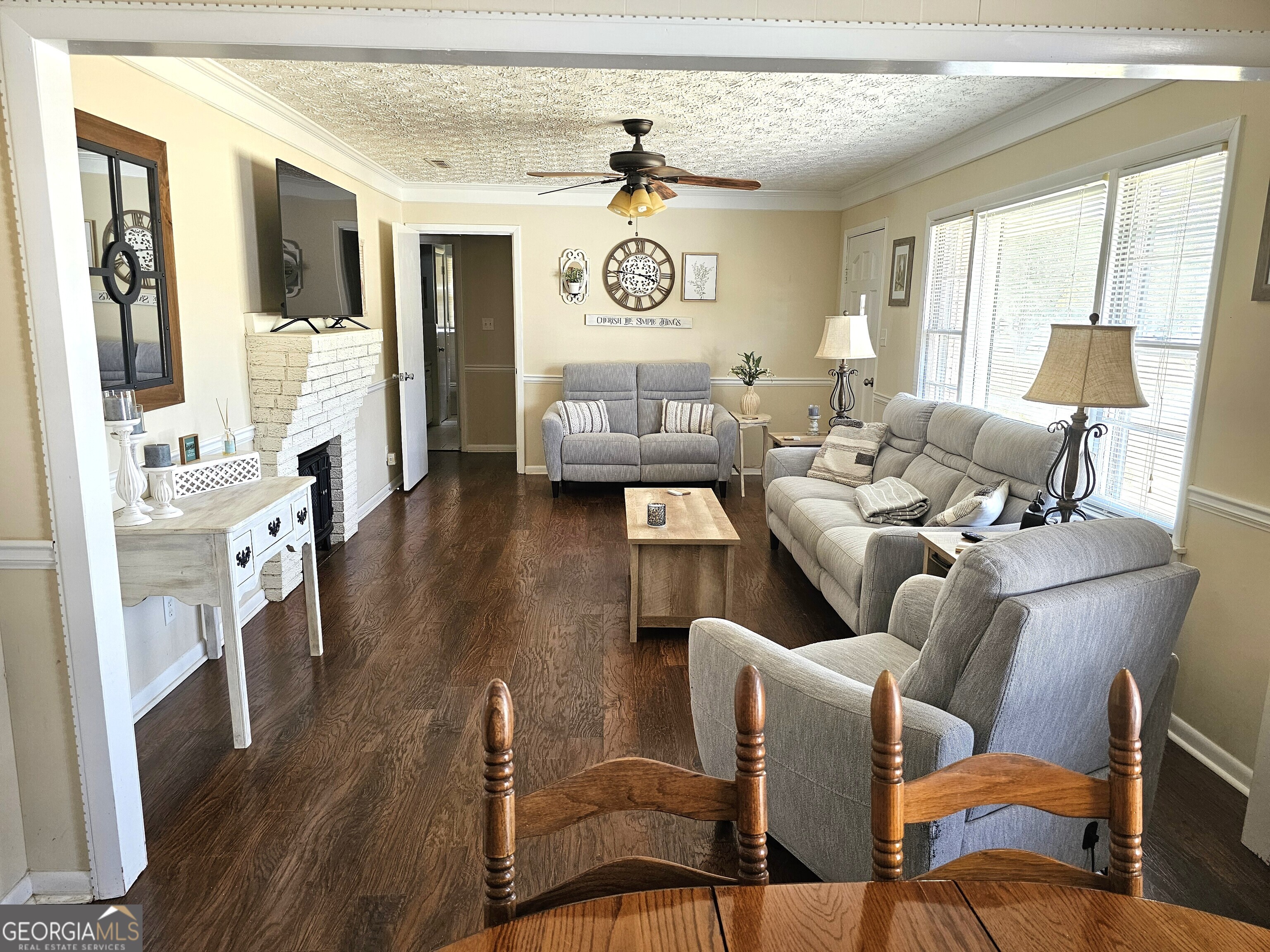 1853 Highway 441 Dublin, GA 31021 - Photo 3 of 28 a living room with furniture and a chandelier
