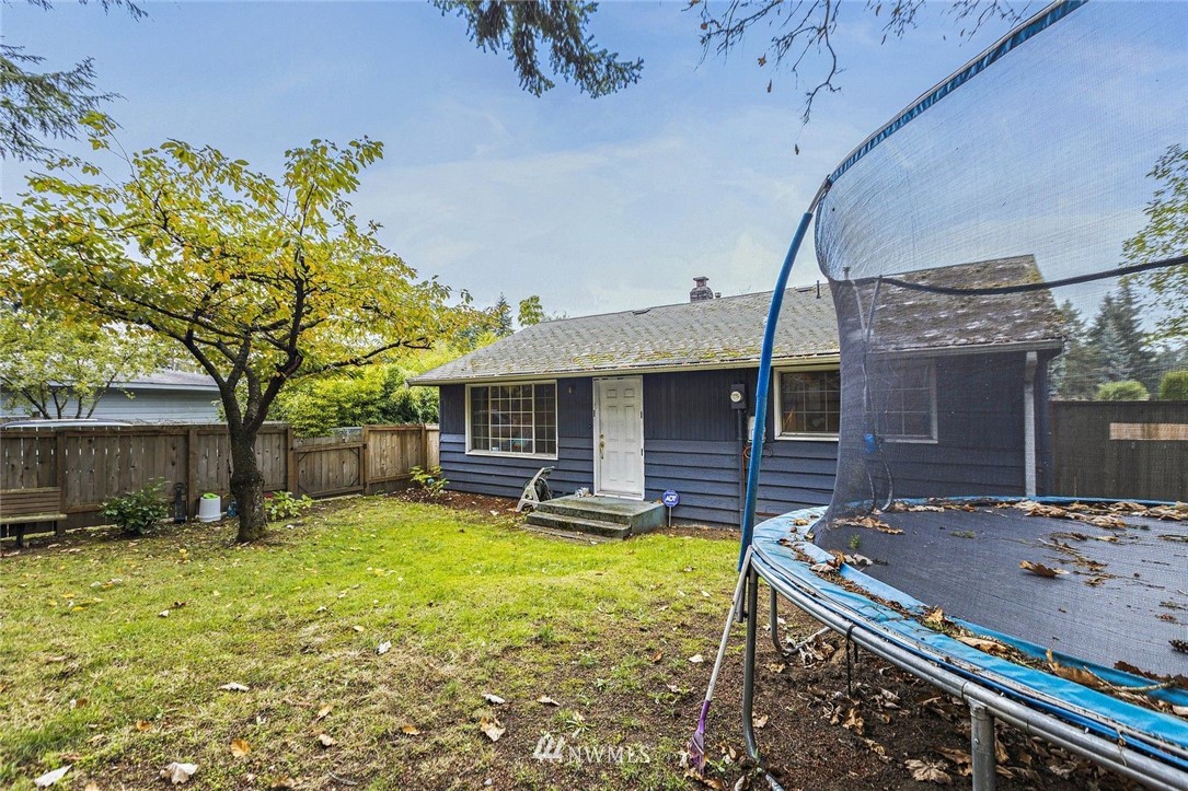 3332 Northeast Sunset Boulevard Renton, WA 98056 - Photo 2 of 31