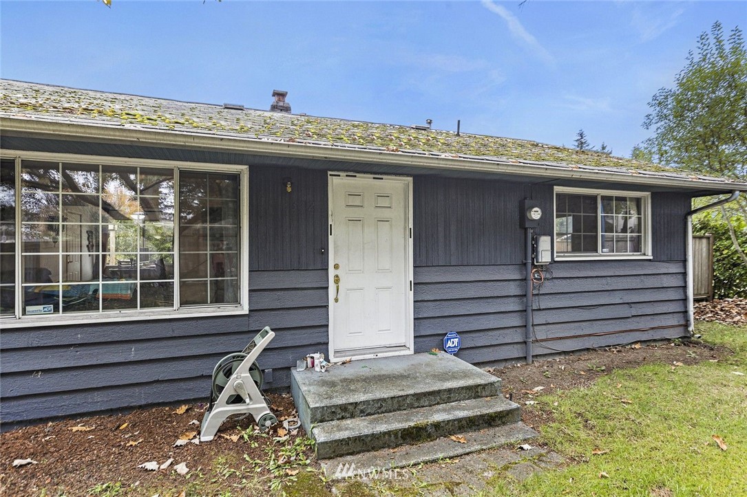 3332 Northeast Sunset Boulevard Renton, WA 98056 - Photo 3 of 31