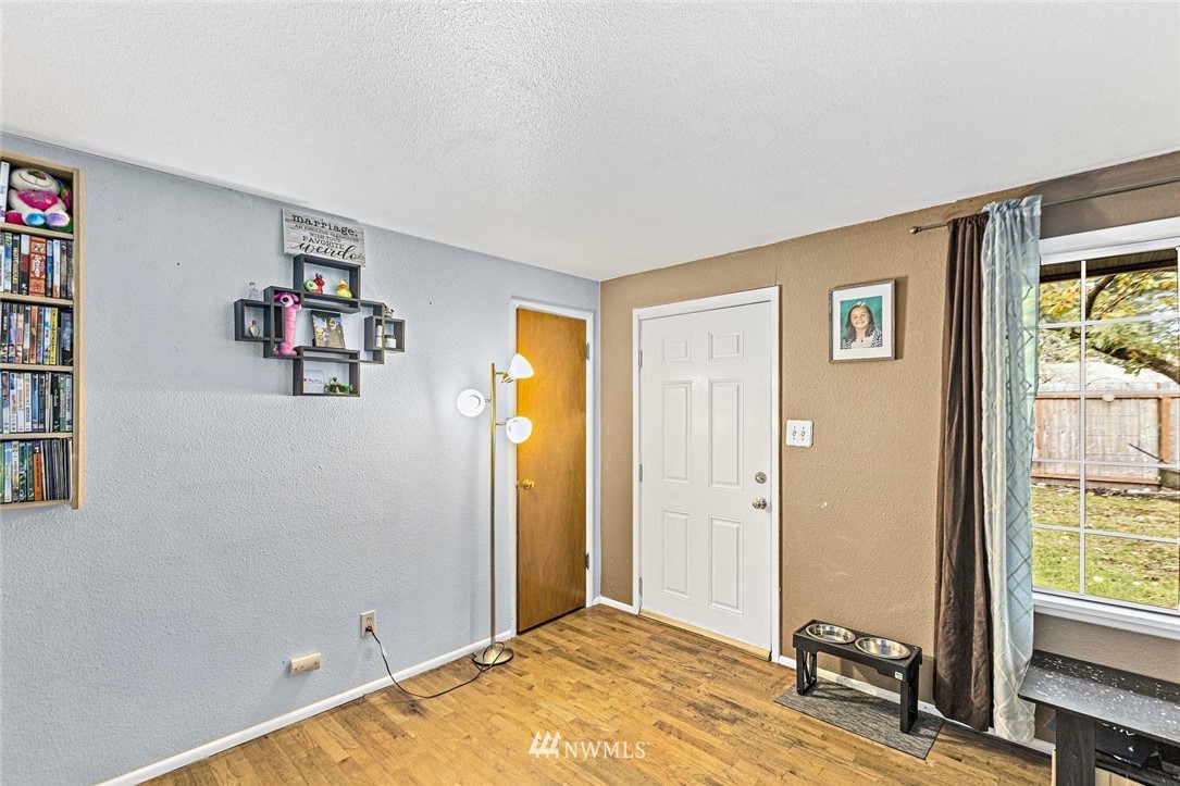 3332 Northeast Sunset Boulevard Renton, WA 98056 - Photo 4 of 31