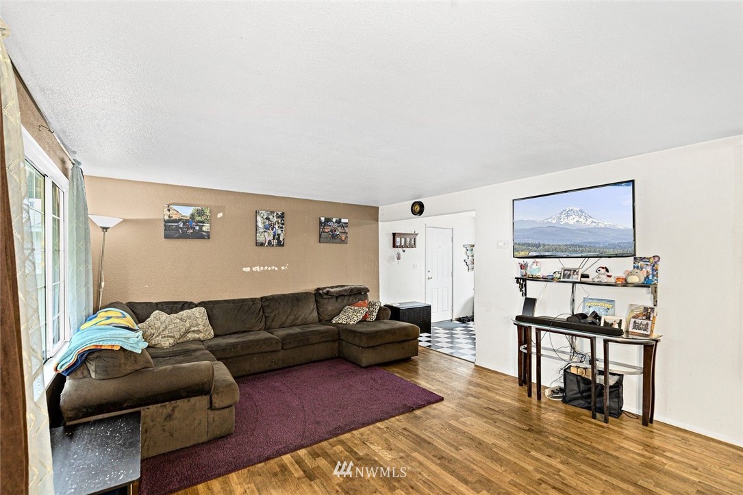 3332 Northeast Sunset Boulevard Renton, WA 98056 - Photo 5 of 31