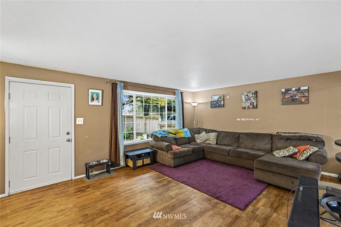 3332 Northeast Sunset Boulevard Renton, WA 98056 - Photo 6 of 31