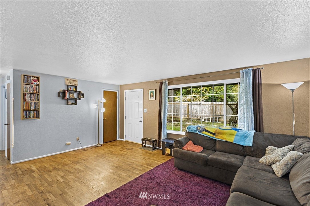 3332 Northeast Sunset Boulevard Renton, WA 98056 - Photo 7 of 31