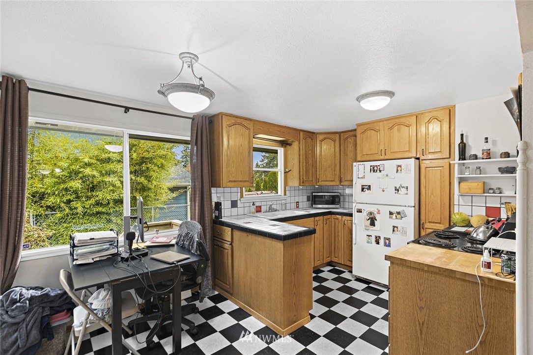 3332 Northeast Sunset Boulevard Renton, WA 98056 - Photo 8 of 31