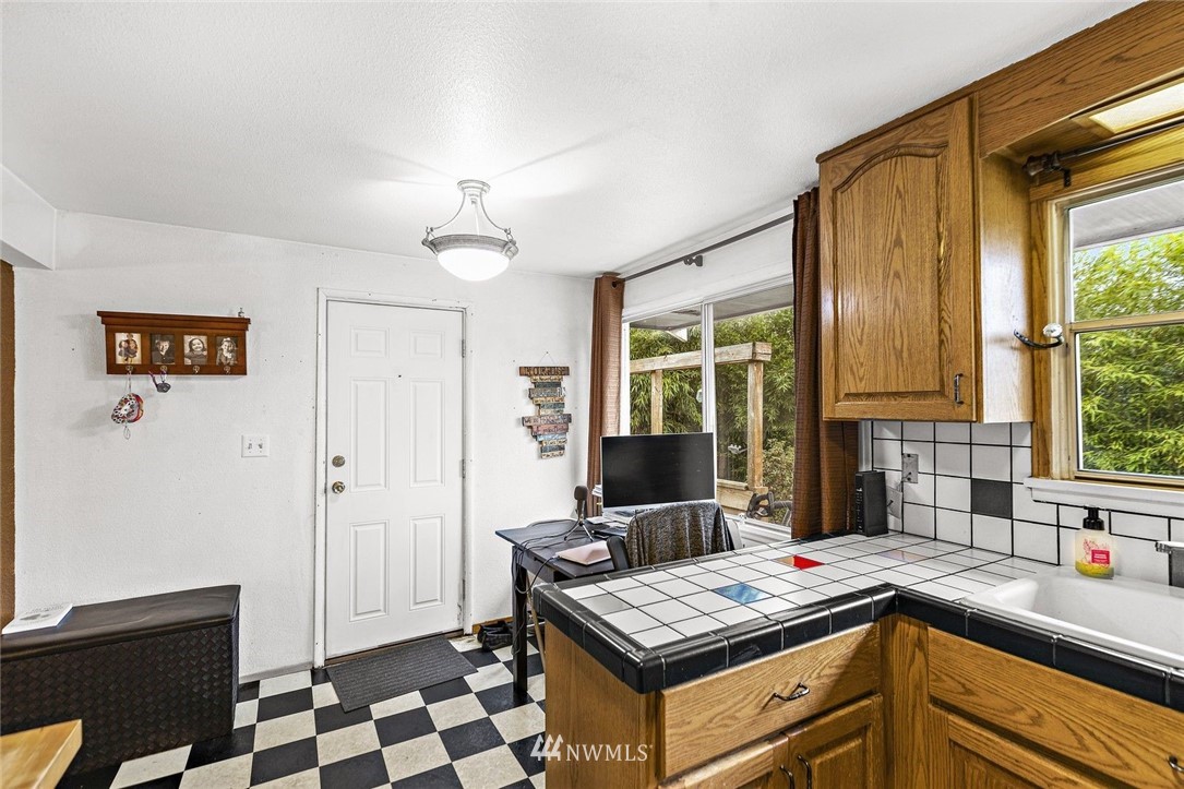 3332 Northeast Sunset Boulevard Renton, WA 98056 - Photo 10 of 31