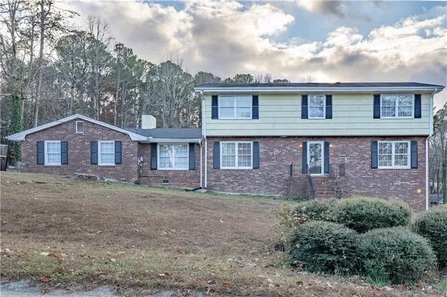 a view of a yard in front of a house