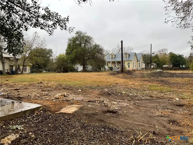 $39,000 | 310 Stockdale Avenue, Cuero, TX 77954