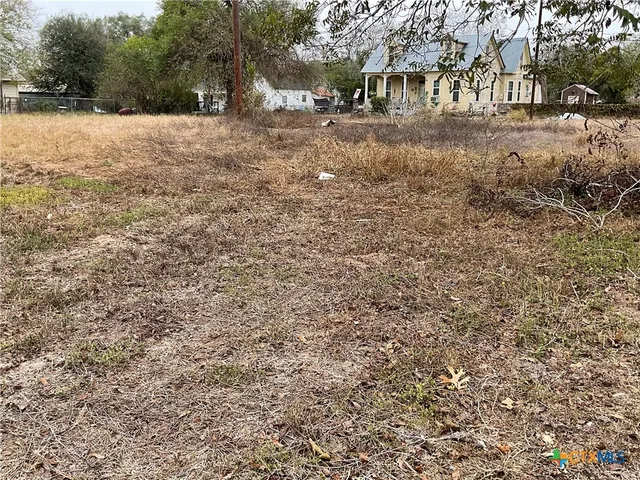 $39,000 | 310 Stockdale Avenue, Cuero, TX 77954