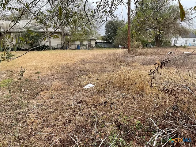 $39,000 | 310 Stockdale Avenue, Cuero, TX 77954