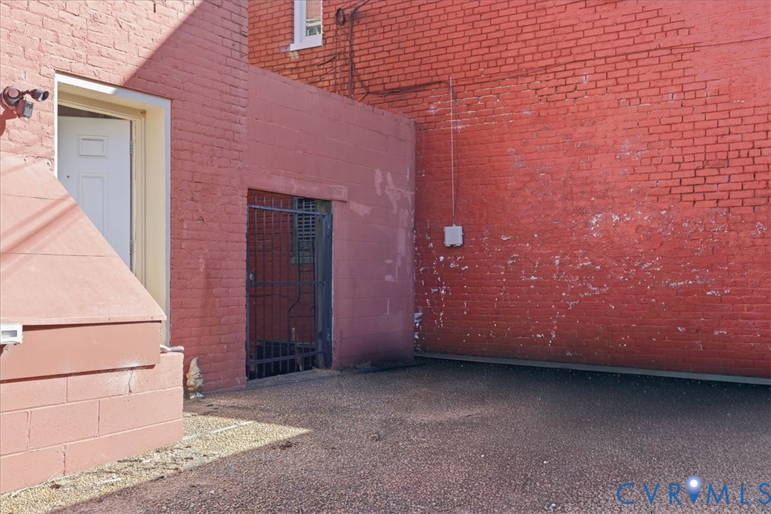 19 East Clay Street Richmond, VA 23219 - Photo 20 of 31 a view of a backyard