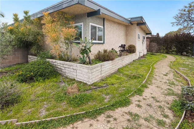a view of a house with backyard and garden