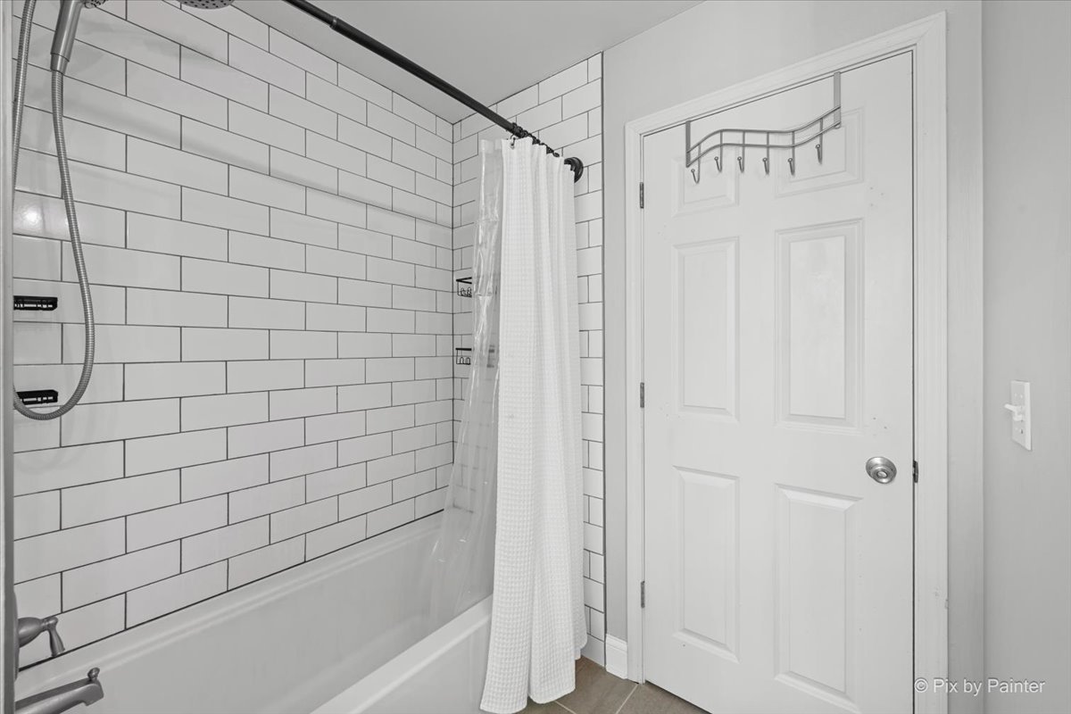 1150 Appleton Lane Geneva, IL 60134 - Photo 17 of 43 a bathroom with a bathtub and a shower