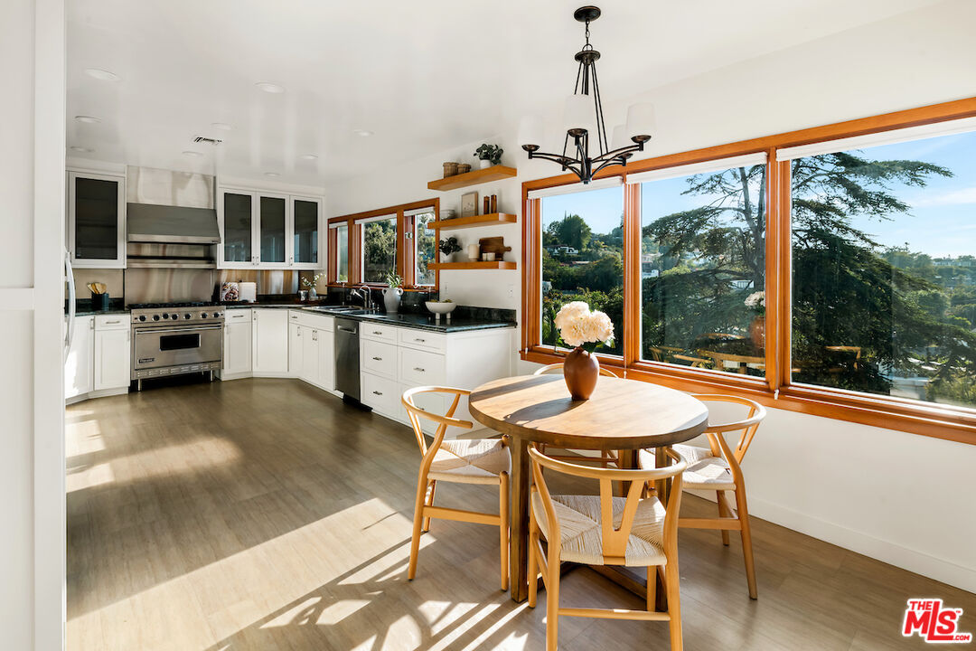 13201 Cheltenham Drive Sherman Oaks, CA 91423 - Photo 14 of 75