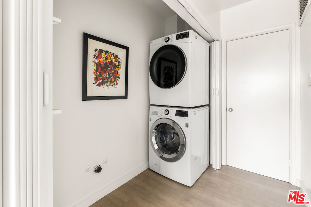 13201 Cheltenham Drive Sherman Oaks, CA 91423 - Photo 19 of 75 a utility room with dryer and washer