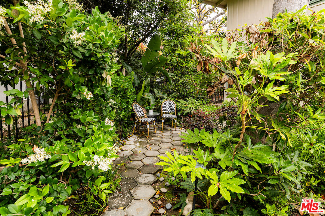 13201 Cheltenham Drive Sherman Oaks, CA 91423 - Photo 64 of 75 a backyard of a house with lots of green space
