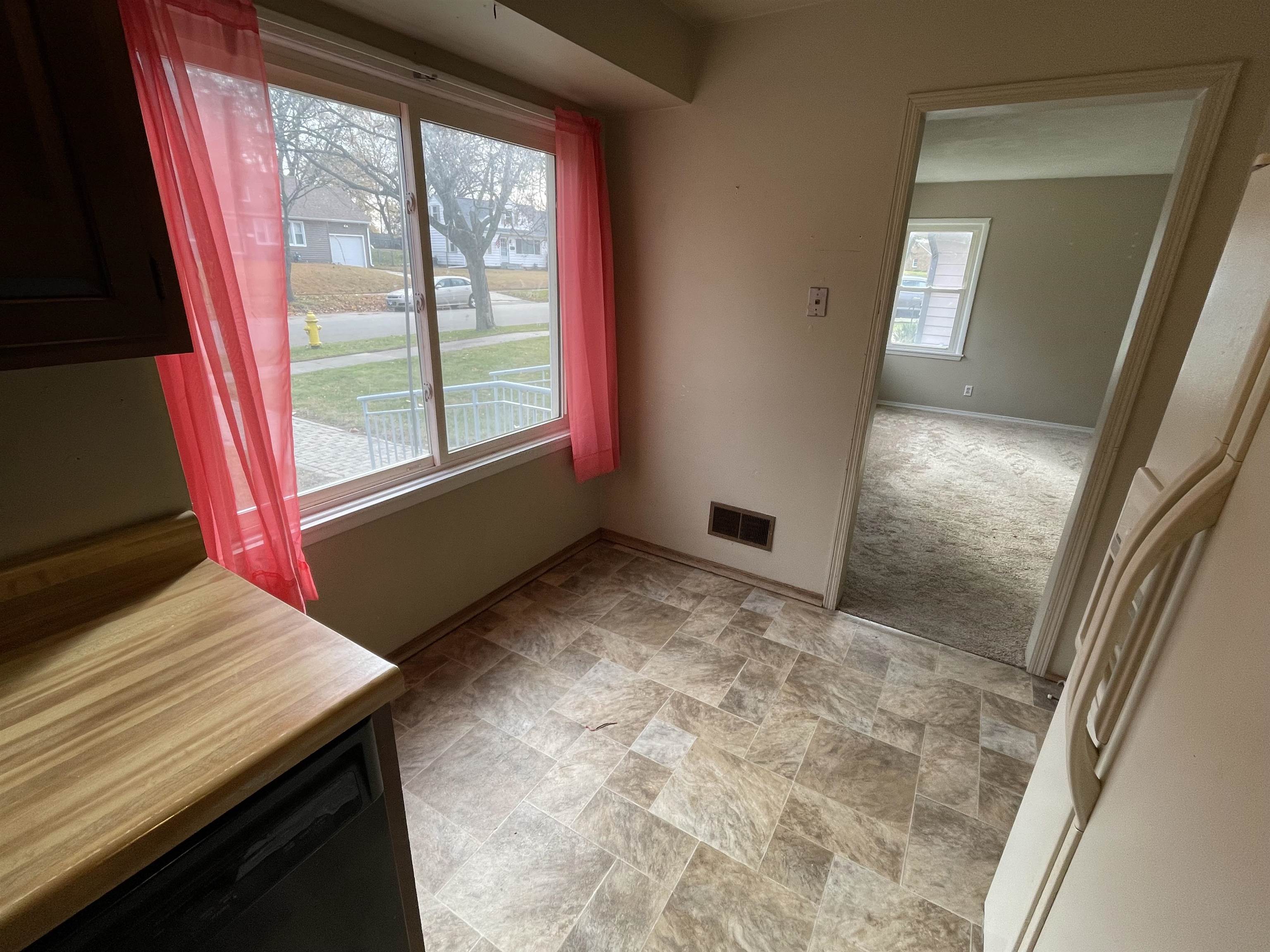 2007 Nebraska Road Rockford, IL 61108 - Photo 5 of 36 Gallery Image 5