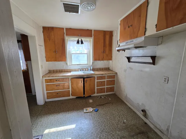 a view of empty room with window