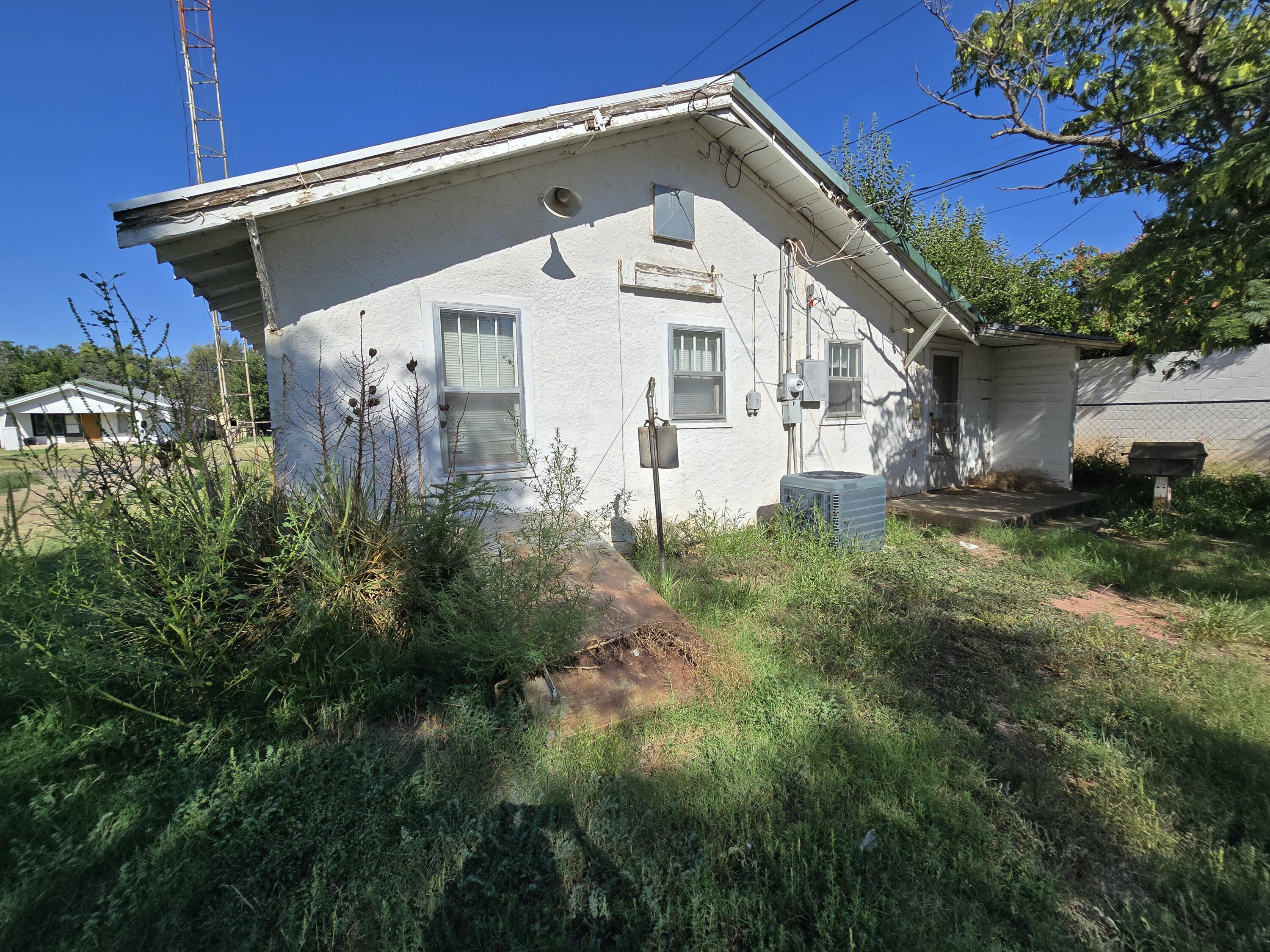 1006 Nassau Plainview, TX 79072 - Photo 9 of 10 a view of a house with a yard