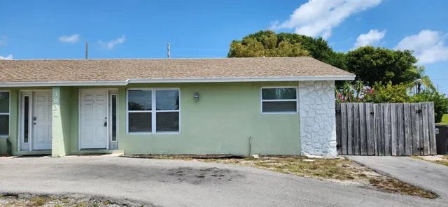a view of a house with a backyard