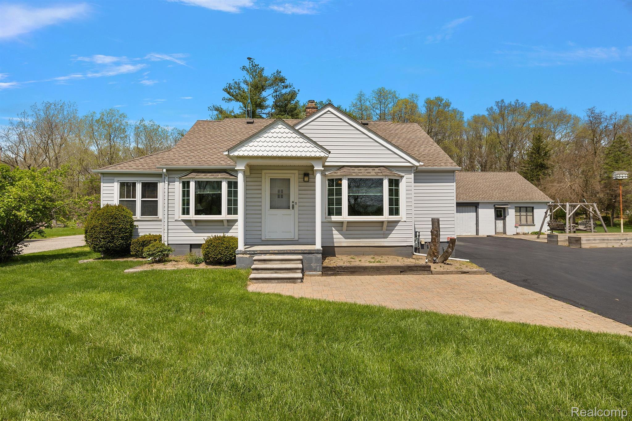 33326 Willow Road New Boston, MI 48164 - Photo 3 of 54 Gallery Image 3