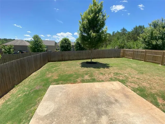 a view of a backyard