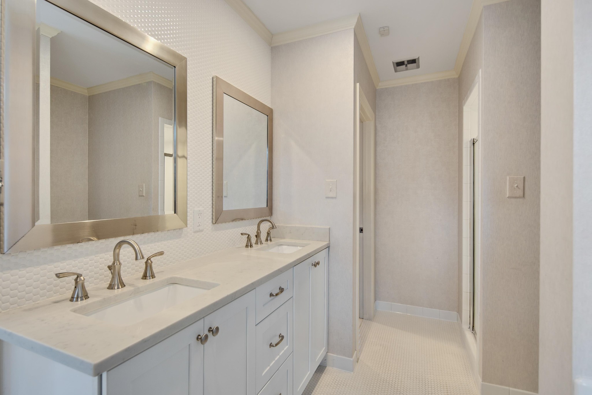 505 Goodwyn Street Memphis, TN 38111 - Photo 27 of 40 a bathroom with 2 sink and a mirror