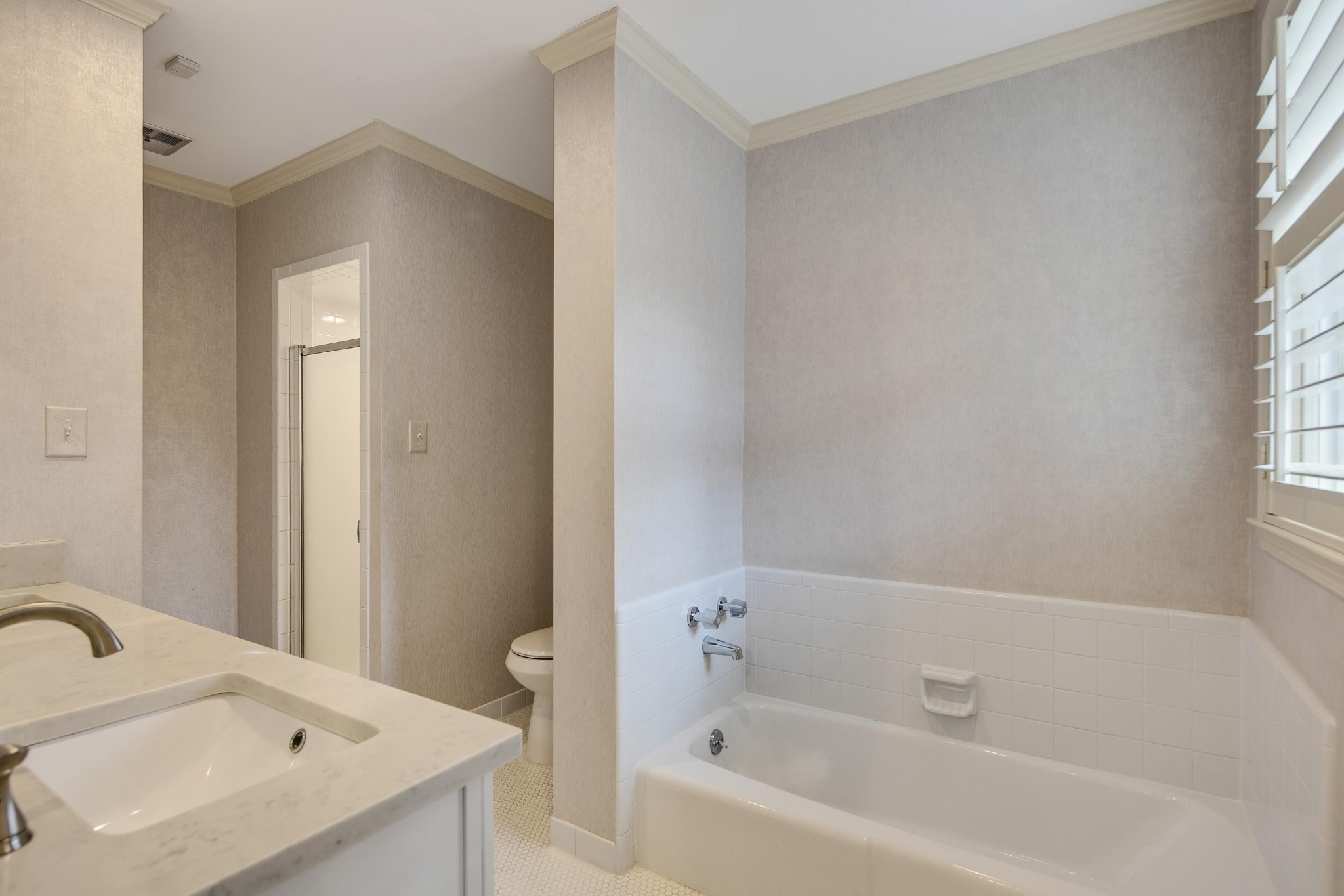 505 Goodwyn Street Memphis, TN 38111 - Photo 28 of 40 a bathroom with a tub sink and mirror