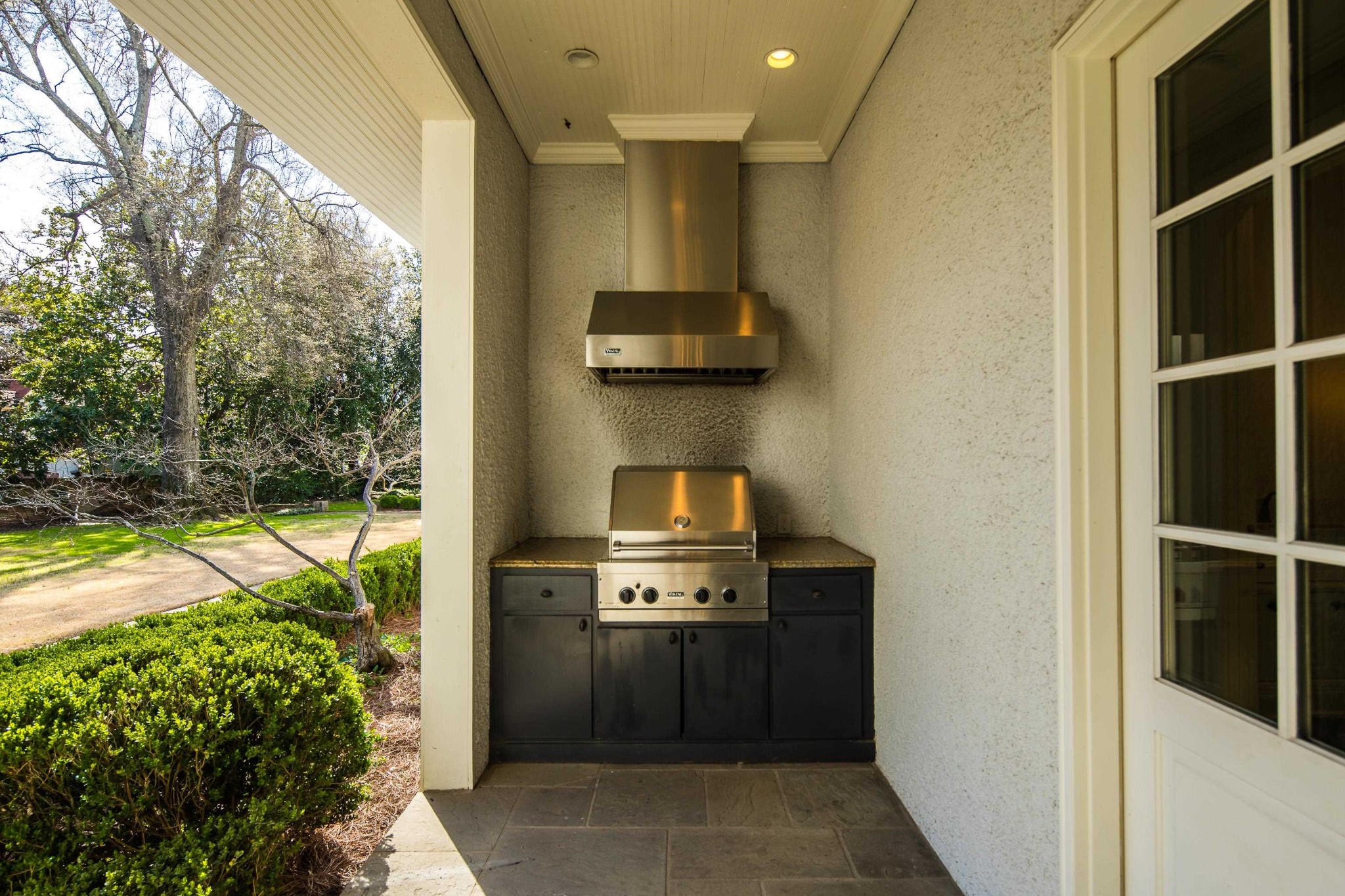 505 Goodwyn Street Memphis, TN 38111 - Photo 33 of 40 a kitchen with a stove and a view of living room