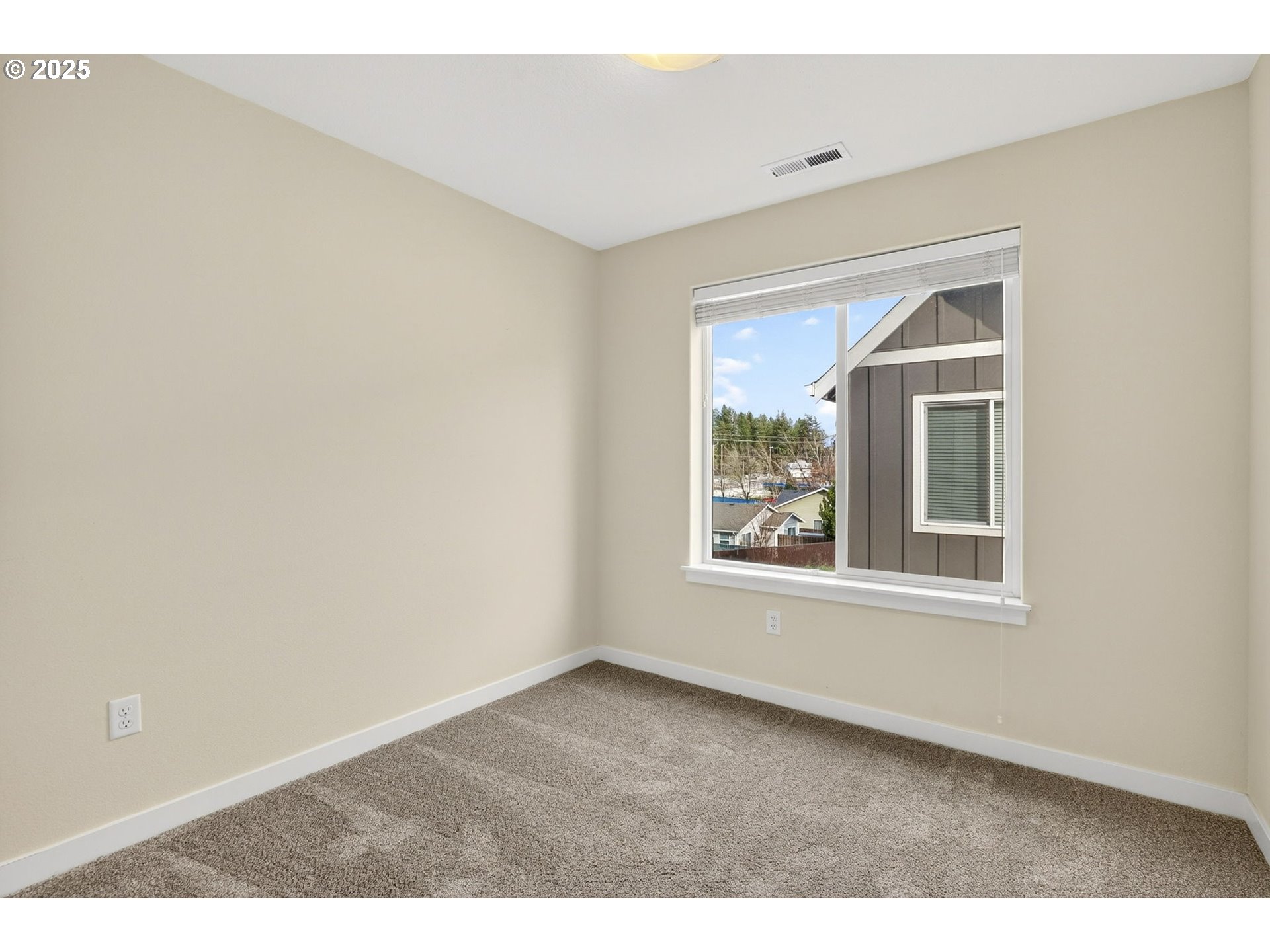 464 Northeast 3rd Avenue Canby, OR 97013 - Photo 20 of 28 a view of an empty room with a window