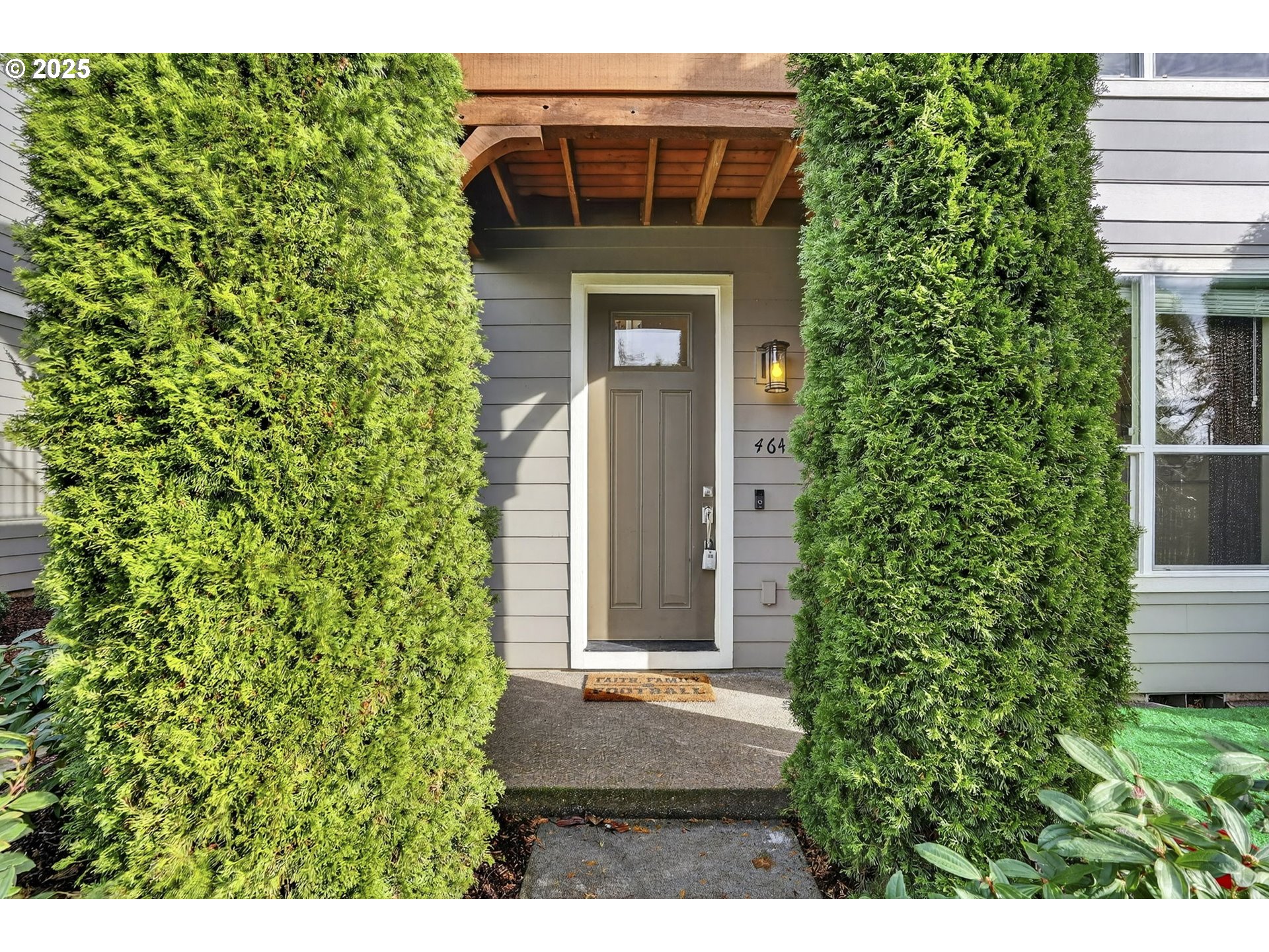 464 Northeast 3rd Avenue Canby, OR 97013 - Photo 3 of 28 a front view of a house with a yard