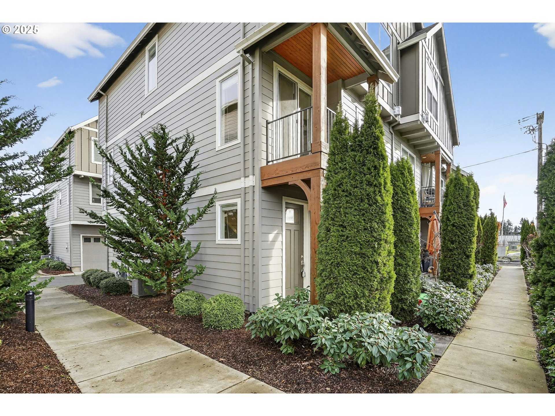 464 Northeast 3rd Avenue Canby, OR 97013 - Photo 4 of 28 a view of a house with brick walls and plants