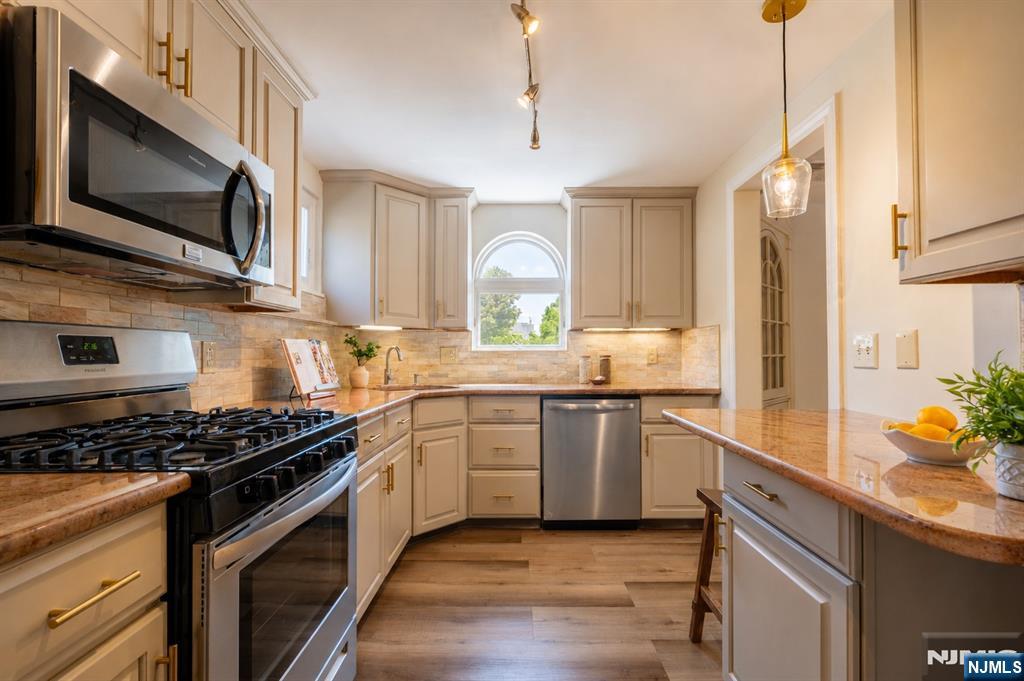 327 Chestnut Street Nutley, NJ 07110 - Photo 6 of 33