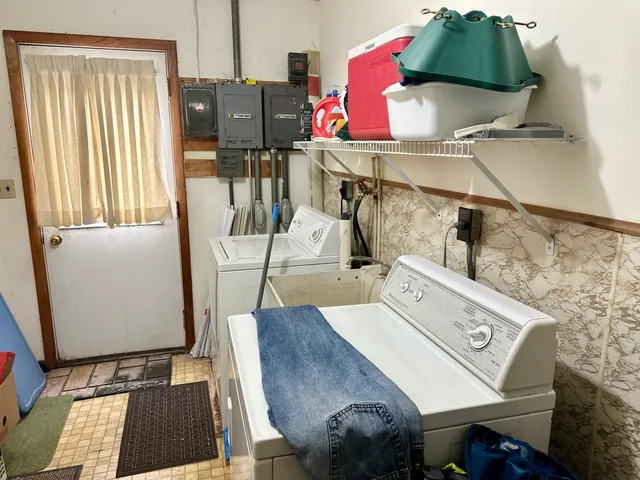 a view of livingroom with furniture