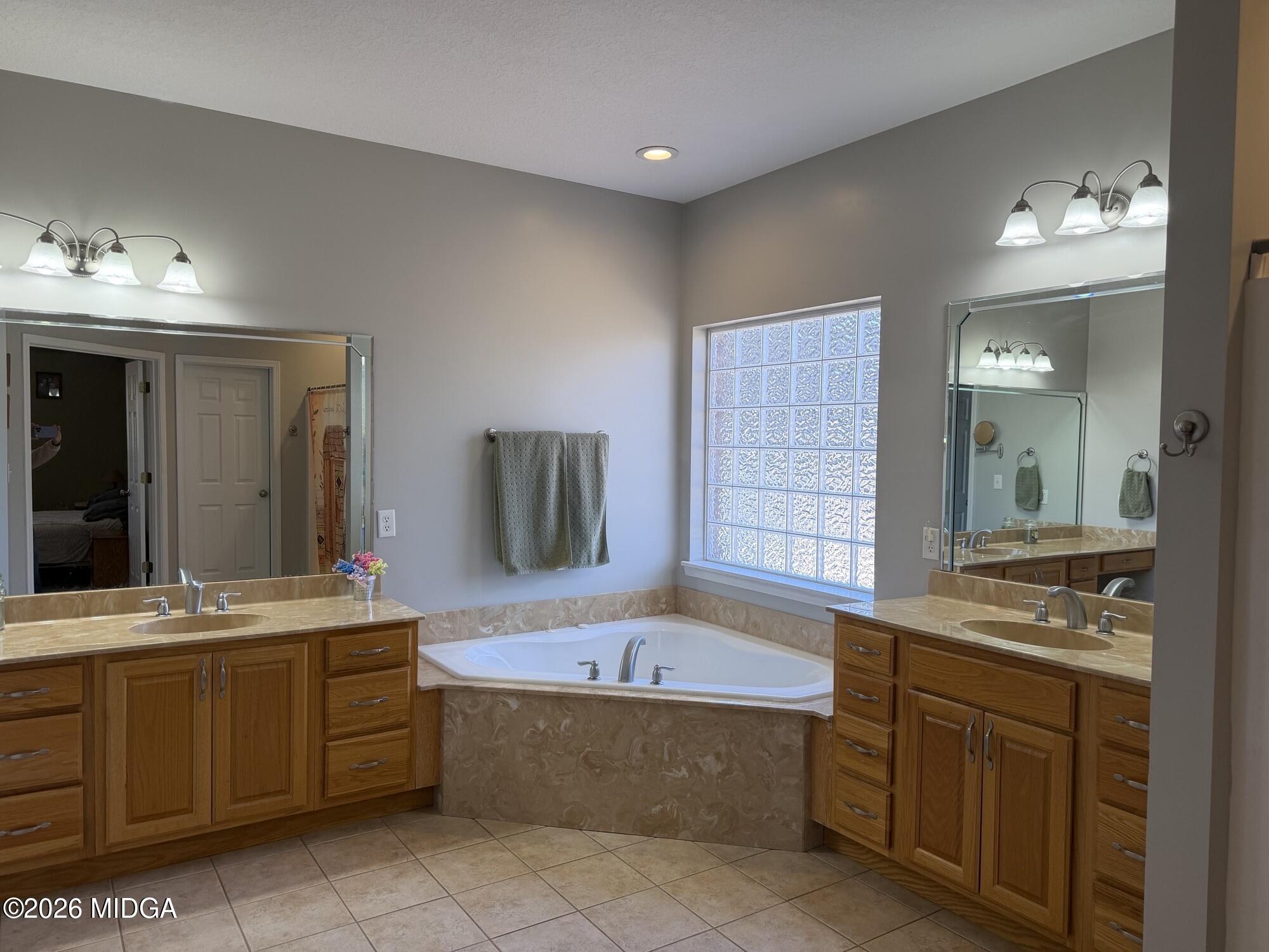 159 Jockey Lane Cochran, GA 31014 - Photo 14 of 39 a bathroom with a tub sink and mirror