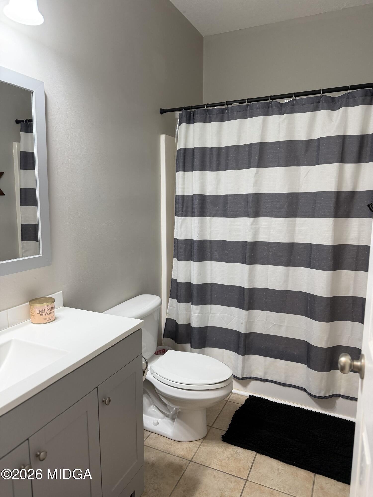 159 Jockey Lane Cochran, GA 31014 - Photo 20 of 39 a bathroom with a sink a toilet a shower and a mirror