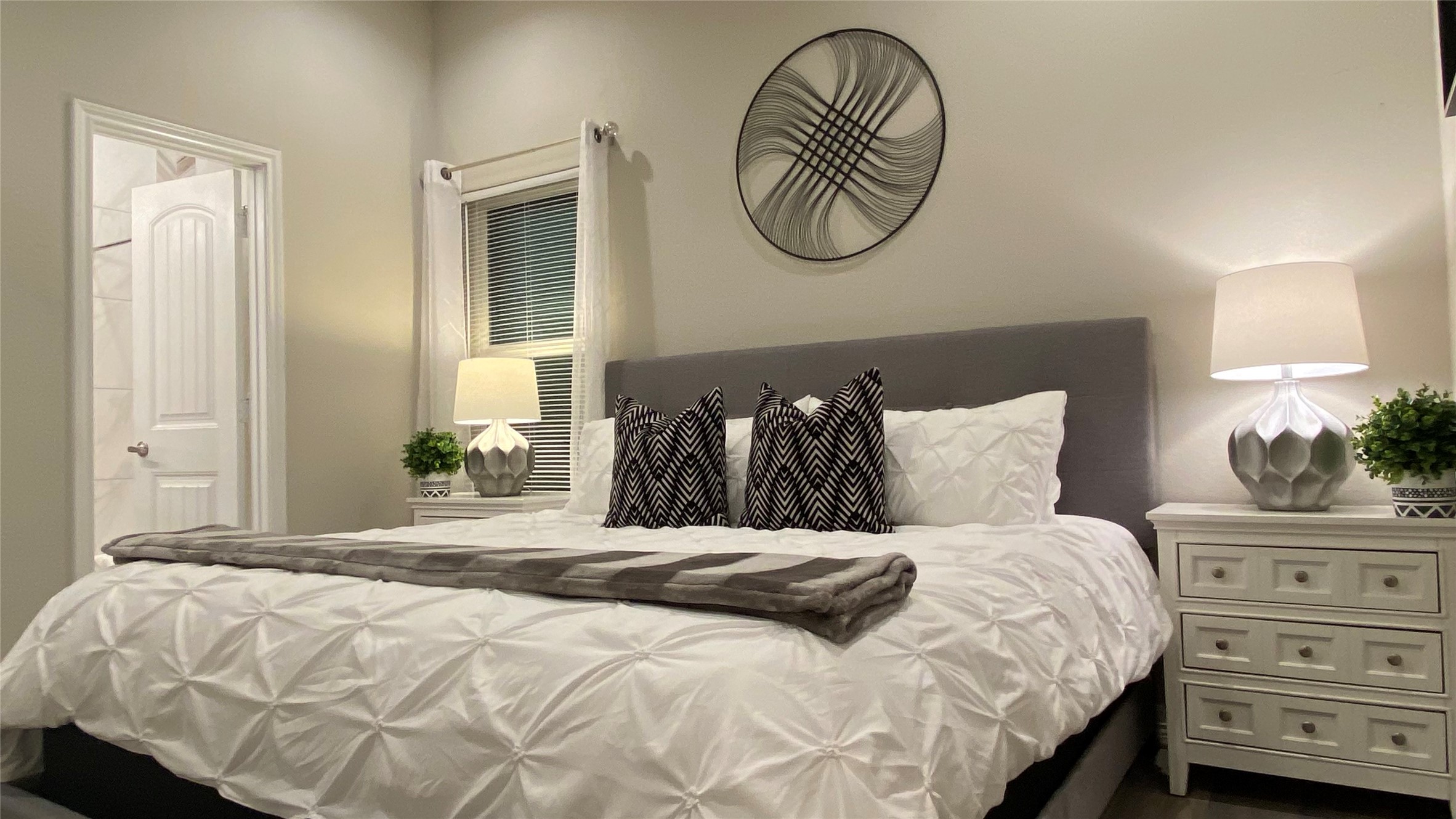 3144 Southmore Boulevard, Unit 4 Houston, TX 77004 - Photo 8 of 10 a bedroom with a bed and a closet