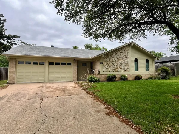 $2,500 | 1105 Springdale Road, Bedford, TX 76021