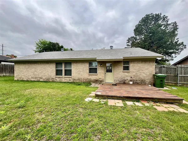 $2,500 | 1105 Springdale Road, Bedford, TX 76021