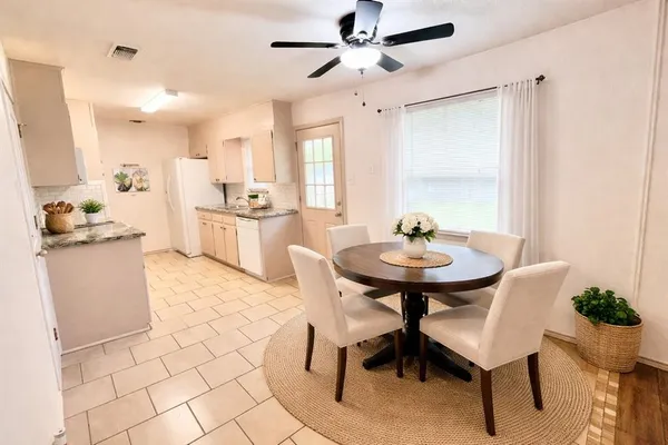 $2,500 | 1105 Springdale Road, Bedford, TX 76021