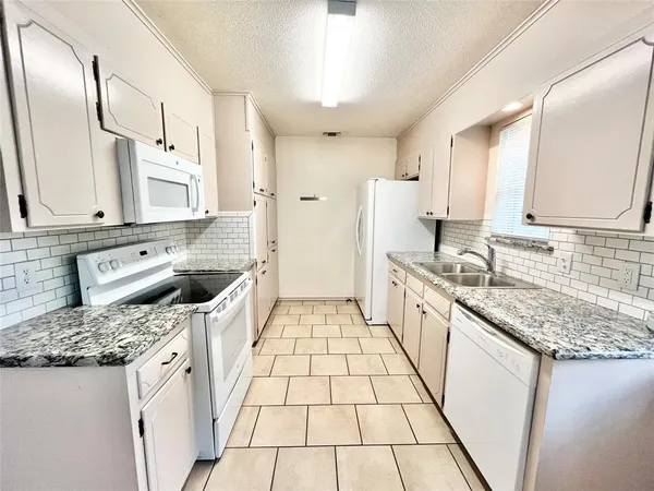 $2,500 | 1105 Springdale Road, Bedford, TX 76021