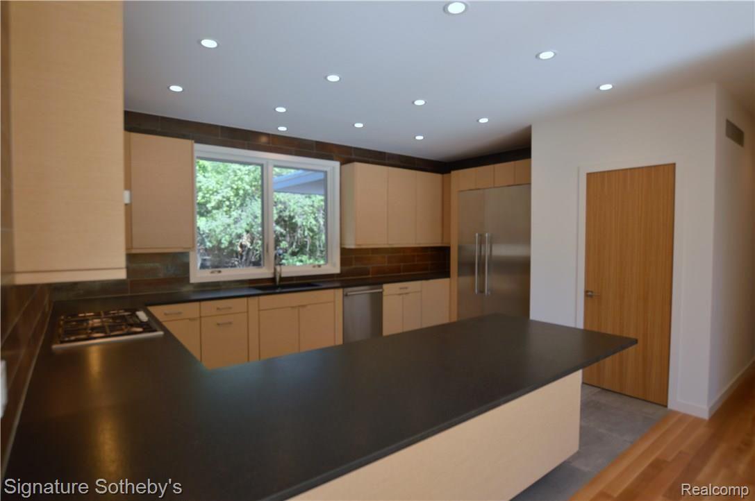 1426 Eastway Rochester, MI 48306 - Photo 4 of 48 CHEF'S KITCHEN OPEN TO GREAT ROOM