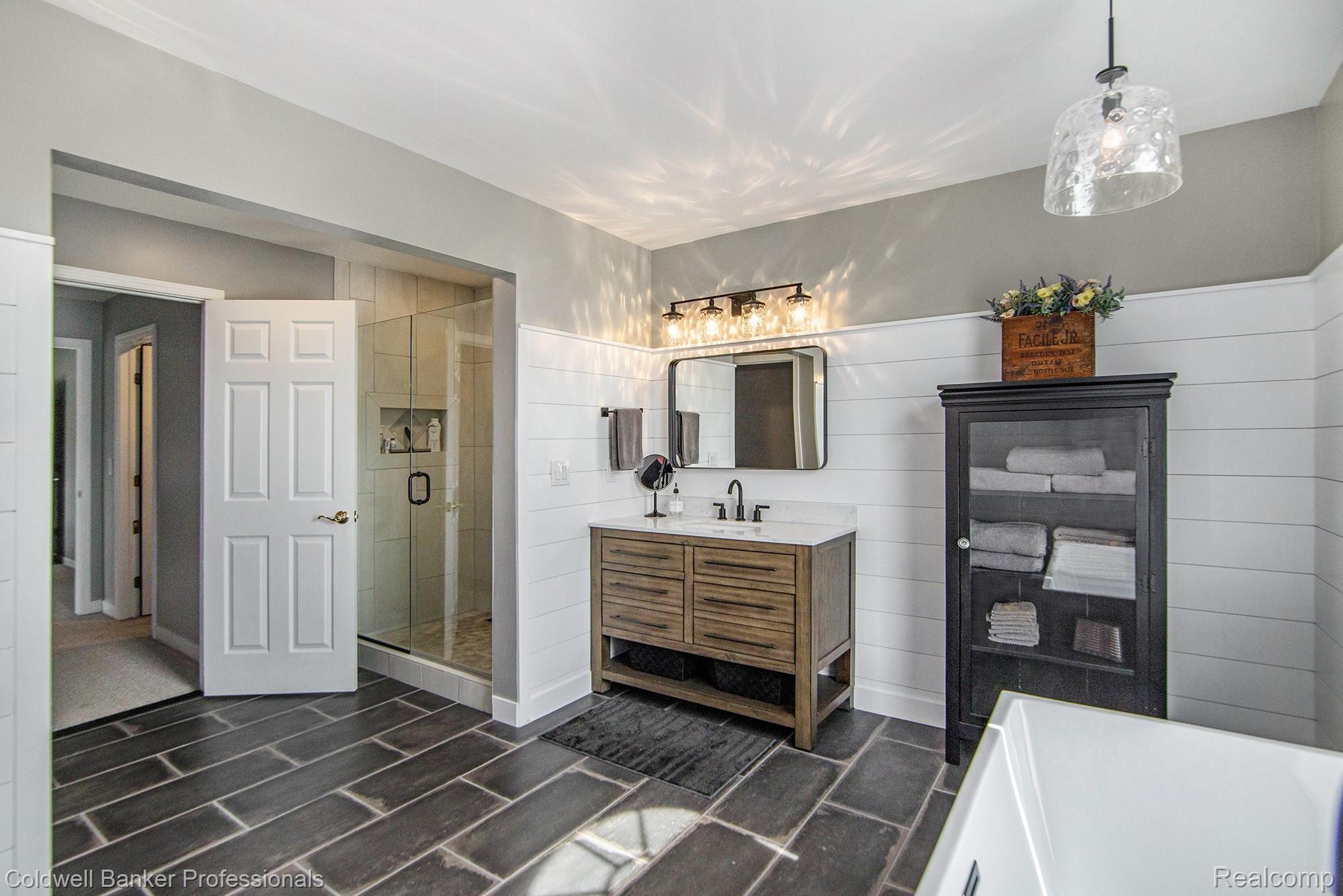 4484 Davison Road Lapeer, MI 48446 - Photo 19 of 64 Master Bath