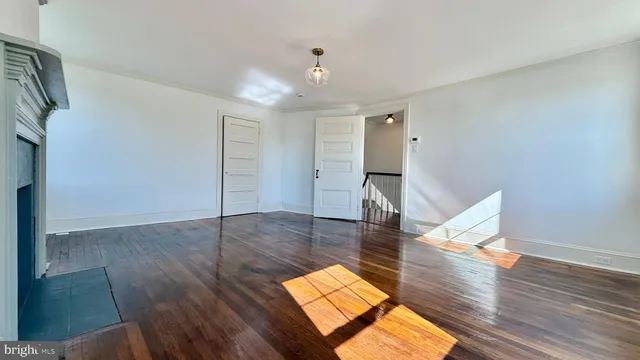 a view of a big room with closet and windows