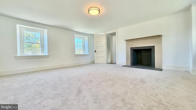 a view of a big room with closet and cabinet